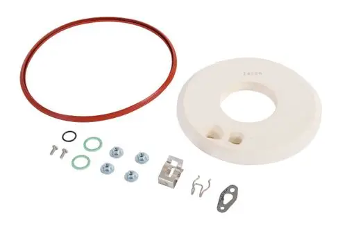 Isolierungsteile für einen Wärmetauscher, einschließlich einer roten Dichtung, Unterlegscheiben, Schrauben und einem weißen Isolierring, hergestellt von Remeha.